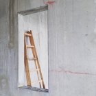 Деревянная лестница в строящемся здании — стоковое фото