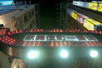 Carteles iluminados en edificios por la noche en Tokio, Japón - foto de stock