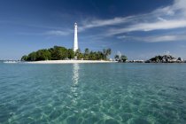 Индонезия, остров Белитунг, живописный вид на маяк на острове Ленгкуас — стоковое фото