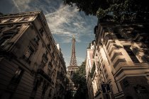 Vista dall'angolo basso della Torre Eiffel vista da strada, Francia, Parigi — Foto stock