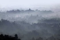 Indonésie, Java central, vue panoramique sur le brouillard matinal dans le temple Borobudur — Photo de stock