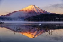 Vista panorámica del monte Fuji reflejándose en el lago Yamanaka, Japón - foto de stock