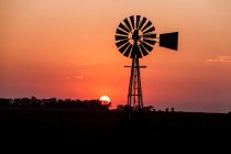 Silhouette einer Windmühle bei Sonnenaufgang, Klerksdorp, Südafrika — Stockfoto