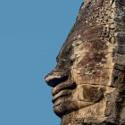 Primer plano de la cara sonriente de piedra, Templo Bayon, Angkor, Siem Reap, Camboya - foto de stock