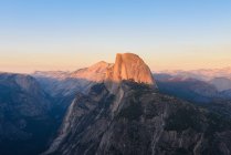 Half Dome y Yosemite Valley, California, EE.UU. - foto de stock