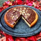 Повышенный вид вкусного шоколадного пирога, лежащего на лепестках роз — стоковое фото
