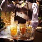 Офіціант розливу чай в окулярах під час церемонії чаю в Марокко Марракеш — стокове фото