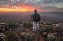 Чоловічий мандрівного, дивлячись на вид на захід сонця, National Forest Клівленд, штат Каліфорнія, Америка, США — стокове фото