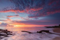 Vista panorámica de majestuosa puesta de sol rosa sobre el mar - foto de stock