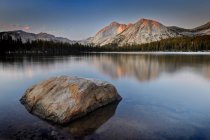 Malerischer Blick auf Mount Conness und unteren jungen See, Yosemite-Tal, Kalifornien, Amerika, USA — Stockfoto