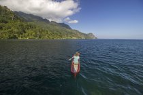 Жінка сидить у гребні човни на воді поверхні, Серам, Молуккські острови, Індонезія — стокове фото
