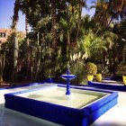 Vue panoramique sur la Fontaine Bleue dans le Jardin Majorelle, Maroc, Marrakech — Photo de stock