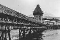Vista panorámica del puente de la capilla, Lucerna, Suiza - foto de stock