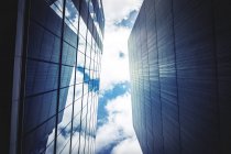 Vue du bas des immeubles de bureaux avec ciel et nuages — Photo de stock