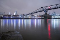 Сент-Фелс и мост Тысячелетия ночью, Лондон, Англия, Великобритания — стоковое фото