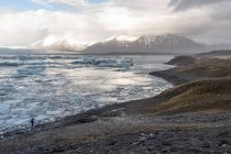 Чоловічий мандрівного стоять біля лагуни Jokulsarlon, Ісландія — стокове фото