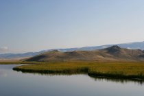 Vista panorámica del paisaje del lago y la montaña, Wyoming, América, Estados Unidos - foto de stock