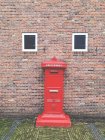 Red Letterbox perto de Building, Holanda — Fotografia de Stock