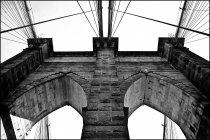 Vue du bas du mur du pont de Brooklyn, image en noir et blanc — Photo de stock