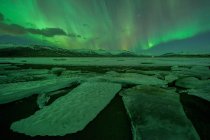 Luci del nord, Laguna di Jokulsarlon, Islanda — Foto stock