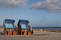 Vista panorámica de dos sillas de playa en la playa, Rettin, Schleswig-Holstein, Alemania - foto de stock