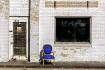 Fauteuil devant un vieux bâtiment, États-Unis, Iowa, Cedar Rapids — Photo de stock