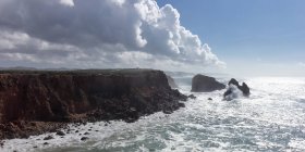 Vista panorâmica de falésias e litoral, Bordeira, Faro, Portugal — Fotografia de Stock