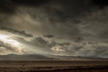 Cielo dramático sobre el desierto de Atacama cerca de Calama City, Chile - foto de stock