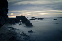 Vista maestosa delle rocce oceaniche al tramonto, Frankston, Melbourne, Victoria, Australia — Foto stock