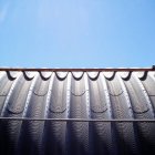 Вид крупным планом на крышу промышленного сарая под голубым небом — стоковое фото