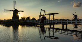 Vista panorámica de molinos de viento al atardecer, Kinderdijk, Países Bajos - foto de stock