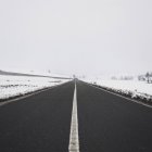 Живописный вид на дорогу в снегу, Солонгелло, Фамонт, Италия — стоковое фото