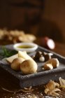 Batatas e alho com molho em prato vintage na mesa — Fotografia de Stock