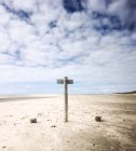 Vista panorâmica de signpost na praia, Maasvlakte Strand, Holanda — Fotografia de Stock