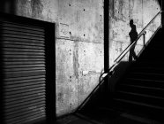 Монохромне зображення, тінь людини на сходах — стокове фото