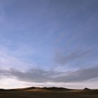 Живописный вид на обширный ландшафт под капризным небом — стоковое фото