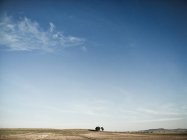 Живописный вид на изолированный пейзаж под голубым небом — стоковое фото