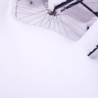 Roue de vélo recouverte de neige fraîche — Photo de stock