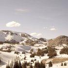 Vista panorámica del hermoso paisaje nevado - foto de stock