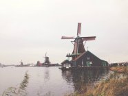 Традиционные ветряные мельницы под серым небом, Kinderdisk, Нидерланды — стоковое фото