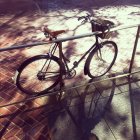 Vista sopraelevata della bicicletta bloccata alla ringhiera — Foto stock
