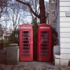 Vista panorámica de las cabinas telefónicas rojas, Londres, Reino Unido - foto de stock
