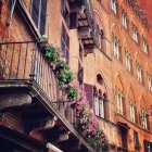 Живописный вид на балкон с цветами в Тоскане, Тоскана, Италия — стоковое фото