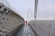 Italia, Donna in rosso che scende sul ponte calatrava — Foto stock
