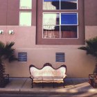 Blick auf Oldtimer-Couch auf Gehweg gegen Gebäude — Stockfoto