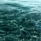 Vista panorámica del agua en el mar azul profundo - foto de stock