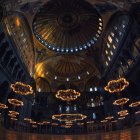 Vista ad angolo basso di Hagia Sophia dentro, Istanbul, Turchia — Foto stock