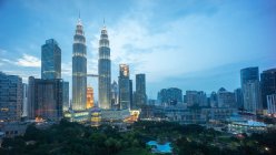 Scenic view of Petronas twin towers and skyline, Kuala Lumpur, Malaysia — Stock Photo