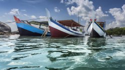 Drei Boote vor Anker am Strand, Insel Belitung, Indonesien — Stockfoto