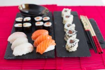 Sabrosa comida asiática, sushi, maki y rollos - foto de stock